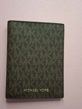 Michael Kors Passport Wallet Leather NWOT